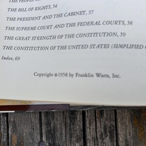 Puede incluir: Una p&aacute;gina de libro que muestra un &iacute;ndice con entradas como The Bill of Rights, The President and the Cabinet, The Supreme Court and the Federal Courts, The Great Strength of the Constitution y Copyright 1958 by Franklin Watts, Inc.