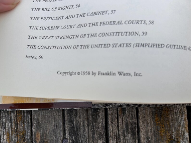 Puede incluir: Una p&aacute;gina de libro que muestra un &iacute;ndice con entradas como The Bill of Rights, The President and the Cabinet, The Supreme Court and the Federal Courts, The Great Strength of the Constitution y Copyright 1958 by Franklin Watts, Inc.