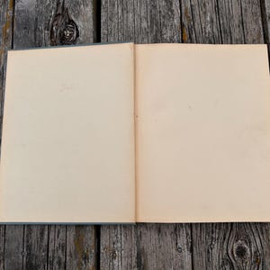 Pu&ograve; includere: Un libro aperto con pagine bianche color crema chiaro. Il libro &egrave; posizionato in piano, rivelando due pagine vuote dalla consistenza liscia. La rilegatura &egrave; visibile al centro e i bordi delle pagine sono dritti e puliti, senza testo o illustrazioni.