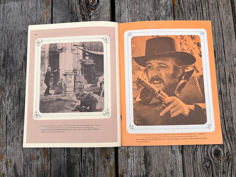 K&ouml;nnte beinhalten: Eine Vintage-Magazinseite mit zwei Schwarz-Wei&szlig;-Filmszenen aus Butch Cassidy und Sundance Kid. Die linke Seite zeigt eine Szene mit zwei Figuren, w&auml;hrend die rechte Seite eine Nahaufnahme eines Mannes mit Cowboyhut zeigt, der einen Revolver h&auml;lt.