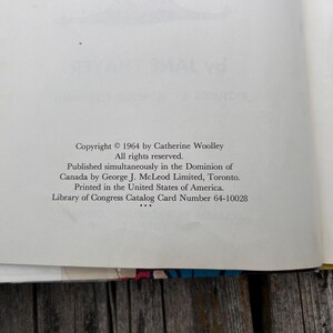 Pode incluir: Uma p&aacute;gina de livro branca com texto impresso em preto que diz: Copyright 1964 by Catherine Woolley. All rights reserved. Published simultaneously in the Dominion of Canada by George J. McLeod Limited, Toronto. Printed in the United States of America.