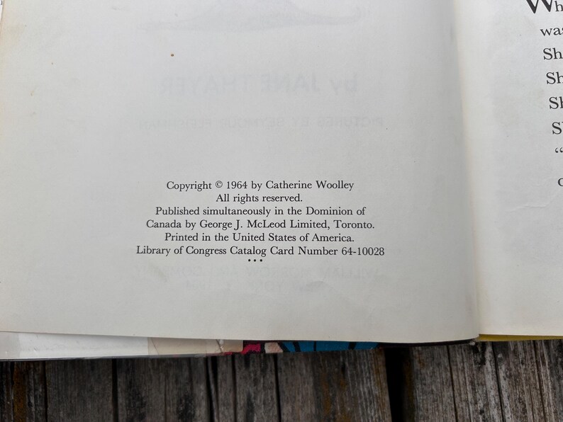 Pode incluir: Uma p&aacute;gina de livro branca com texto impresso em preto que diz: Copyright 1964 by Catherine Woolley. All rights reserved. Published simultaneously in the Dominion of Canada by George J. McLeod Limited, Toronto. Printed in the United States of America.