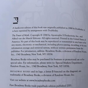 K&ouml;nnte beinhalten: Eine wei&szlig;e Buchseite mit schwarzem Text, der die Copyright-Informationen f&uuml;r The Power of Myth von Broadway Books enth&auml;lt. Der Text zeigt das Broadway Books-Logo, einen diagonal geteilten Buchstaben B, sowie die Adresse von Random House, Inc. in New York.