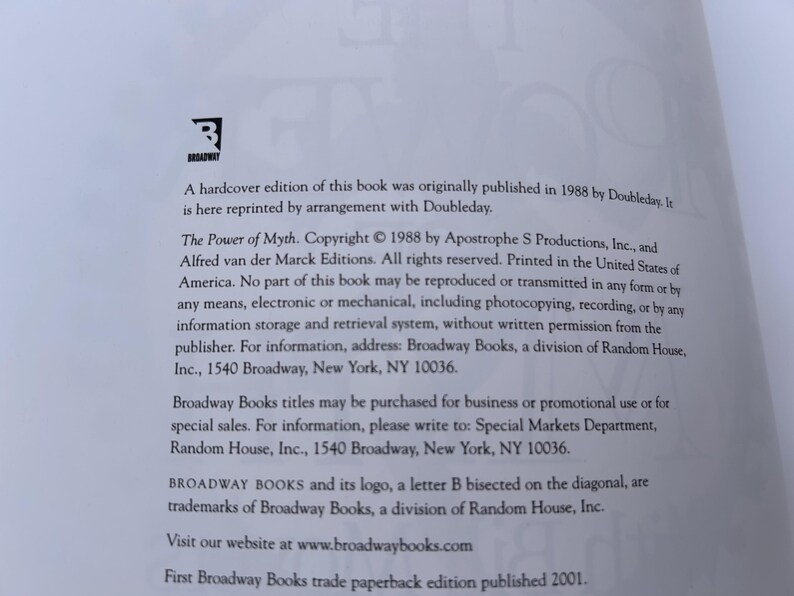 K&ouml;nnte beinhalten: Eine wei&szlig;e Buchseite mit schwarzem Text, der die Copyright-Informationen f&uuml;r The Power of Myth von Broadway Books enth&auml;lt. Der Text zeigt das Broadway Books-Logo, einen diagonal geteilten Buchstaben B, sowie die Adresse von Random House, Inc. in New York.