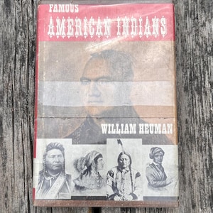 Puede incluir: Un libro de tapa dura titulado Famous American Indians de William Heuman. La portada presenta un gran retrato de un hombre sobre un fondo rojo y bronceado, y cuatro retratos hist&oacute;ricos m&aacute;s peque&ntilde;os en blanco y negro abajo.
