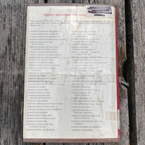 Puede incluir: Una cubierta de libro rectangular con fondo blanco y borde de lomo rojo. El t&iacute;tulo dice FAMOUS BIOGRAPHIES FOR YOUNG PEOPLE. Enumera numerosas categor&iacute;as de personas famosas en texto negro, incluyendo arquitectos, atletas y poetas.