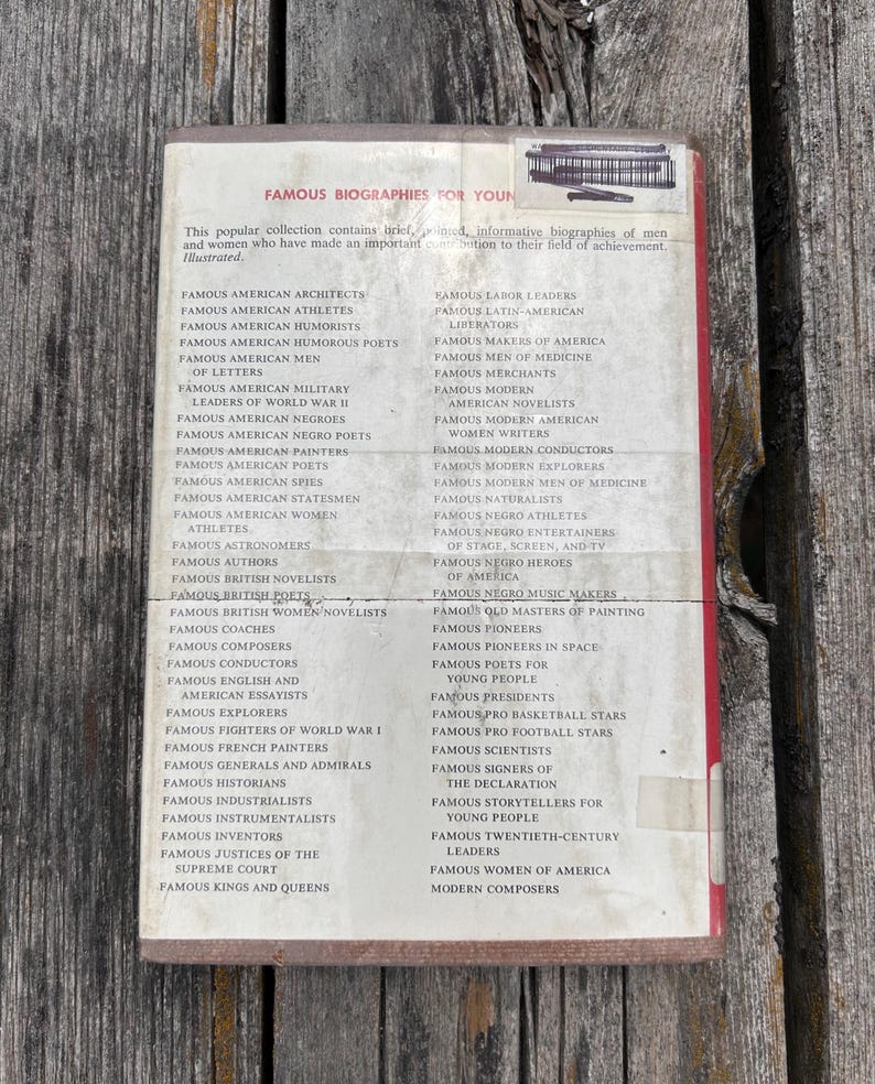 Puede incluir: Una cubierta de libro rectangular con fondo blanco y borde de lomo rojo. El t&iacute;tulo dice FAMOUS BIOGRAPHIES FOR YOUNG PEOPLE. Enumera numerosas categor&iacute;as de personas famosas en texto negro, incluyendo arquitectos, atletas y poetas.
