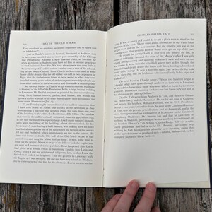 Może przedstawiać: Otwarta książka w twardej oprawie z dwiema stronami zadrukowanego tekstu. Lewa strona nosi tytuł Men of the Old School, a prawa Charles Phelps Taft. Tekst jest wydrukowany czarnym tuszem na papierze w kolorze złamanej bieli z numerami stron.