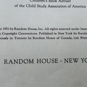 K&ouml;nnte beinhalten: Eine wei&szlig;e Seite mit schwarzem gedrucktem Text. Der Text lautet: Children's Book Adviser of the Child Study Association of America. Copyright 1951 by Random House, Inc. All rights reserved. Published in New York by Random House, Inc. RANDOM HOUSE NEW YORK.