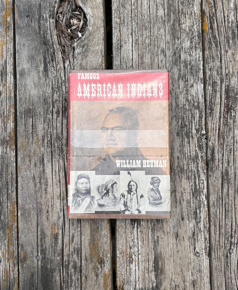 Puede incluir: Un libro de tapa dura titulado Famous American Indians de William Heuman. La portada presenta un gran retrato de un hombre en el centro, con cuatro retratos hist&oacute;ricos en blanco y negro m&aacute;s peque&ntilde;os debajo del nombre del autor.