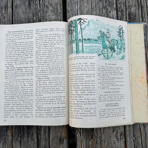Może przedstawiać: Otwarta stara książka z dwiema stronami tekstu i zielonkawą ilustracją przedstawiającą osobę jadącą konno przez g&oacute;rski krajobraz. Strony zawierają kolumny drukowanego tekstu, numerowane sekcje oraz numery stron 346 i 347.