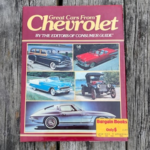Op de afbeelding: Een paperbackboek getiteld Great Cars From Chevrolet door de redactie van Consumer Guide. De bordeauxrode omslag bevat vijf foto's van vintage Chevrolet-auto's en een gele Bargain Books-sticker in de rechterbenedenhoek.