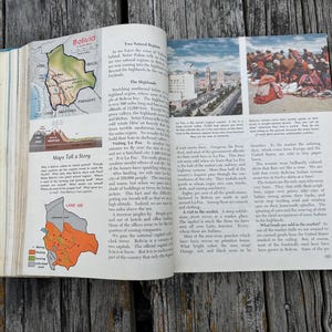 Może przedstawiać: Otwarta strona podręcznika edukacyjnego o Boliwii z mapą kraju, diagramem użytkowania grunt&oacute;w oraz zdjęciami La Paz i lokalnego targu. Tekst zawiera nagł&oacute;wki takie jak Two Natural Regions oraz The Highlands.