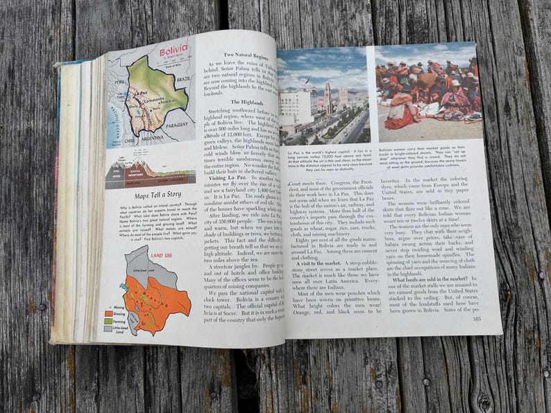 Może przedstawiać: Otwarta strona podręcznika edukacyjnego o Boliwii z mapą kraju, diagramem użytkowania grunt&oacute;w oraz zdjęciami La Paz i lokalnego targu. Tekst zawiera nagł&oacute;wki takie jak Two Natural Regions oraz The Highlands.