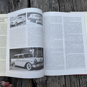Op de afbeelding: Een open boek getiteld Great Cars From Chevrolet met zwart-witfoto's van klassieke Chevrolet-voertuigen, waaronder de 1955 Bel Air Nomad, naast gedetailleerde kolommen met gedrukte tekst over de geschiedenis en techniek van auto's.