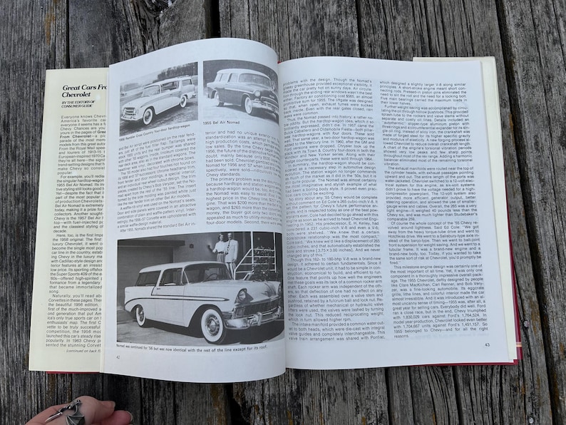 Op de afbeelding: Een open boek getiteld Great Cars From Chevrolet met zwart-witfoto's van klassieke Chevrolet-voertuigen, waaronder de 1955 Bel Air Nomad, naast gedetailleerde kolommen met gedrukte tekst over de geschiedenis en techniek van auto's.