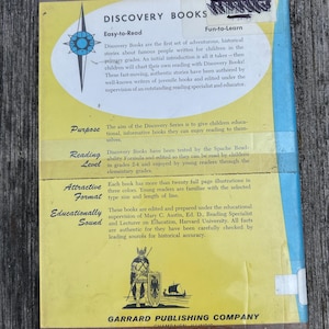 Pu&ograve; includere: Una quarta di copertina rettangolare con sfondo giallo e accenti laterali blu. Contiene il testo Discovery Books, Easy-to-Read, Fun-to-Learn, Purpose, Reading Level, Attractive Format, Educationally Sound e Garrard Publishing Company.