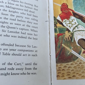 Może przedstawiać: Strona książki z czarnym drukowanym tekstem po lewej stronie i kolorową ilustracją po prawej. Ilustracja przedstawia rycerza w czerwonym hełmie i białej tunice z zielonym emblematem, trzymającego miecz podczas sceny walki.