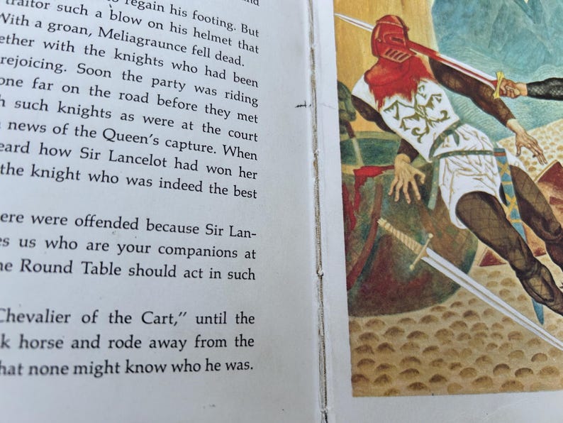 Może przedstawiać: Strona książki z czarnym drukowanym tekstem po lewej stronie i kolorową ilustracją po prawej. Ilustracja przedstawia rycerza w czerwonym hełmie i białej tunice z zielonym emblematem, trzymającego miecz podczas sceny walki.
