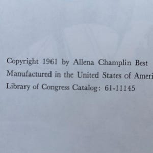 Pu&ograve; includere: Una pagina bianca con testo stampato in nero che recita: Copyright 1961 by Allena Champlin Best, Manufactured in the United States of America, Library of Congress Catalog: 61-11145. Il testo &egrave; centrato e in un carattere serif standard.
