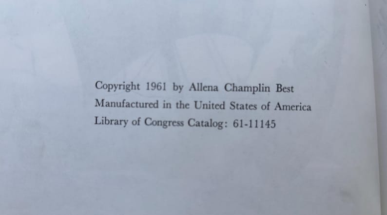 Pu&ograve; includere: Una pagina bianca con testo stampato in nero che recita: Copyright 1961 by Allena Champlin Best, Manufactured in the United States of America, Library of Congress Catalog: 61-11145. Il testo &egrave; centrato e in un carattere serif standard.