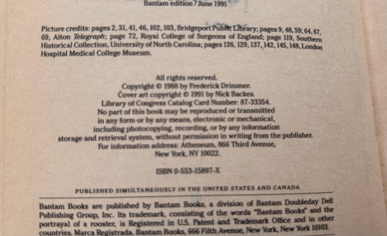 Pu&ograve; includere: Una pagina di copyright di un libro stampata su carta color avorio con testo nero. Include dettagli come Bantam edition 7 June 1991, copyright 1988 by Frederick Drimmer, cover art copyright 1991 by Nick Backes e ISBN 0-553-15897-X.