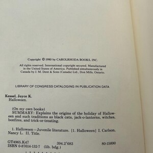 Może przedstawiać: Kremowa strona praw autorskich książki z czarnym drukowanym tekstem. Zawiera informację o prawach autorskich dla Carolrhoda Books, Inc. 1980, dane katalogowe Biblioteki Kongresu oraz streszczenie książki Halloween autorstwa Joyce K. Kessel.