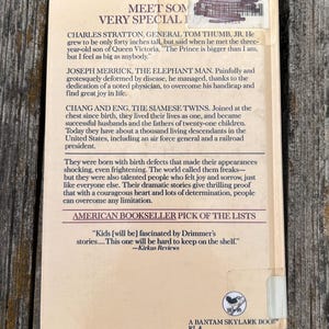 Pu&ograve; includere: La quarta di copertina di un libro intitolato Very Special People, con testo su figure storiche come Charles Stratton, Joseph Merrick e Chang e Eng. Include un codice a barre, il logo Bantam Skylark Book e una citazione di Kirkus Reviews.