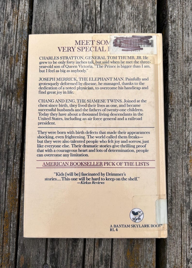 Pu&ograve; includere: La quarta di copertina di un libro intitolato Very Special People, con testo su figure storiche come Charles Stratton, Joseph Merrick e Chang e Eng. Include un codice a barre, il logo Bantam Skylark Book e una citazione di Kirkus Reviews.