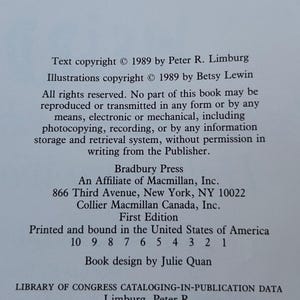 以下が含まれることがあります： 黒い印刷文字が記載された白いページ。Text copyright 1989 by Peter R. Limburg, Illustrations copyright 1989 by Betsy Lewin. All rights reserved. Bradbury Press, An Affiliate of Macmillan, Inc., 866 Third Avenue, New York, NY 10022.