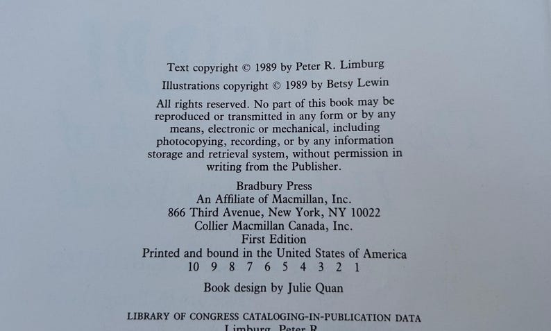 以下が含まれることがあります： 黒い印刷文字が記載された白いページ。Text copyright 1989 by Peter R. Limburg, Illustrations copyright 1989 by Betsy Lewin. All rights reserved. Bradbury Press, An Affiliate of Macmillan, Inc., 866 Third Avenue, New York, NY 10022.
