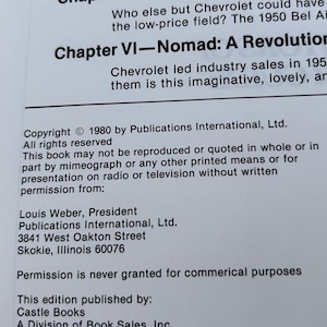 Op de afbeelding: Een pagina uit een boek over de geschiedenis van Chevrolet met zwarte tekst op een witte achtergrond. De tekst bevat copyrightinformatie uit 1980 van Publications International, Ltd., gevestigd aan 3841 West Oakton Street, Skokie, Illinois 60076.