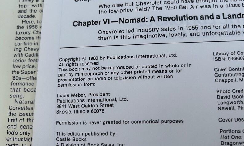 Op de afbeelding: Een pagina uit een boek over de geschiedenis van Chevrolet met zwarte tekst op een witte achtergrond. De tekst bevat copyrightinformatie uit 1980 van Publications International, Ltd., gevestigd aan 3841 West Oakton Street, Skokie, Illinois 60076.