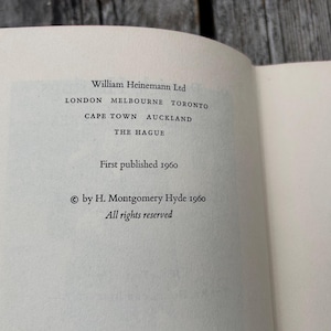 Pu&ograve; includere: La pagina del copyright di un libro con il testo William Heinemann Ltd, London, Melbourne, Toronto, Cape Town, Auckland, The Hague, First published 1960, by H. Montgomery Hyde 1960 e All rights reserved stampato in inchiostro nero su carta avorio.