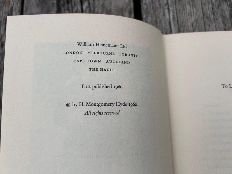 Pu&ograve; includere: La pagina del copyright di un libro con il testo William Heinemann Ltd, London, Melbourne, Toronto, Cape Town, Auckland, The Hague, First published 1960, by H. Montgomery Hyde 1960 e All rights reserved stampato in inchiostro nero su carta avorio.