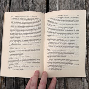 Pu&ograve; includere: Un libro aperto con pagine color crema e testo stampato in nero. La pagina sinistra &egrave; numerata 202 e intitolata Sir Patrick Hastings: His Life and Cases, mentre la pagina destra &egrave; numerata 203 e intitolata Advocate Supreme.