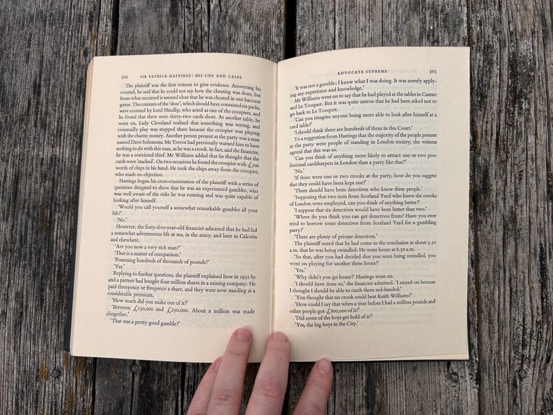 Pu&ograve; includere: Un libro aperto con pagine color crema e testo stampato in nero. La pagina sinistra &egrave; numerata 202 e intitolata Sir Patrick Hastings: His Life and Cases, mentre la pagina destra &egrave; numerata 203 e intitolata Advocate Supreme.