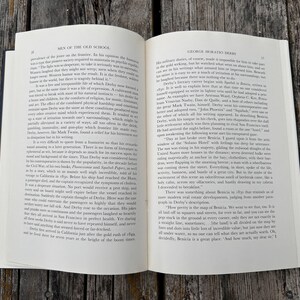 Może przedstawiać: Otwarta książka z dwiema stronami czarnego drukowanego tekstu na białym papierze. Lewa strona zatytułowana jest Men of the Old School, a prawa George Horatio Derby. Tekst jest ułożony w dwie kolumny z wyraźnymi akapitami.