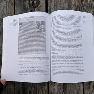 K&ouml;nnte beinhalten: Ein aufgeschlagenes Buch mit wei&szlig;en Seiten und schwarzem Drucktext. Die linke Seite zeigt einen Abschnitt mit dem Titel Prometheus und eine kleine schwarz-wei&szlig;e Abbildung einer Figur. Die rechte Seite enth&auml;lt nummerierten Text und Dialoge.