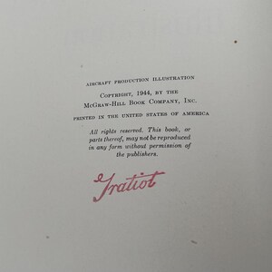 Pu&ograve; includere: Una pagina di libro bianca con testo stampato in nero che recita AIRCRAFT PRODUCTION ILLUSTRATION, COPYRIGHT, 1944, BY THE MCGRAW-HILL BOOK COMPANY, INC., PRINTED IN THE UNITED STATES OF AMERICA, e una firma manoscritta in inchiostro rosso Gratiot.