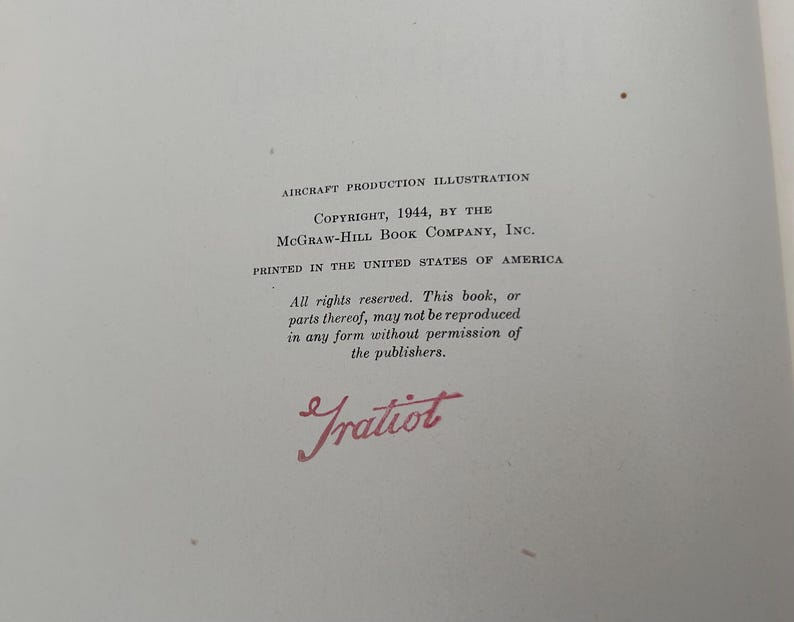 Pu&ograve; includere: Una pagina di libro bianca con testo stampato in nero che recita AIRCRAFT PRODUCTION ILLUSTRATION, COPYRIGHT, 1944, BY THE MCGRAW-HILL BOOK COMPANY, INC., PRINTED IN THE UNITED STATES OF AMERICA, e una firma manoscritta in inchiostro rosso Gratiot.