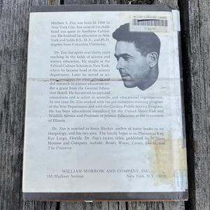 Puede incluir: La contraportada de un libro con un retrato en blanco y negro de Herbert S. Zim, una biograf&iacute;a del autor y una etiqueta de c&oacute;digo de barras de biblioteca. El texto detalla su educaci&oacute;n en la Universidad de Columbia, su carrera y obras.