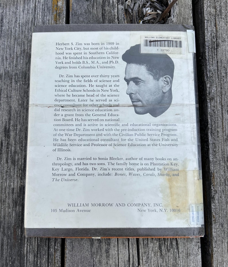 Puede incluir: La contraportada de un libro con un retrato en blanco y negro de Herbert S. Zim, una biograf&iacute;a del autor y una etiqueta de c&oacute;digo de barras de biblioteca. El texto detalla su educaci&oacute;n en la Universidad de Columbia, su carrera y obras.