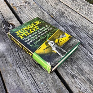 Peut inclure: Une tasse en céramique blanche avec une anse noire et le texte "But First, Coffee" en noir, dans une police manuscrite. La tasse est posée sur une surface blanche.