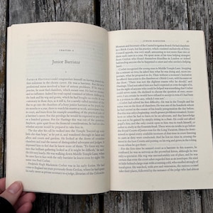 Pu&ograve; includere: Un libro aperto con due pagine di testo stampato in nero su carta color bianco sporco. La pagina sinistra riporta il titolo del capitolo Junior Barrister e il numero uno. La pagina destra contiene la continuazione del testo in colonne.