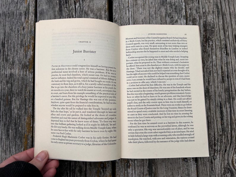 Pu&ograve; includere: Un libro aperto con due pagine di testo stampato in nero su carta color bianco sporco. La pagina sinistra riporta il titolo del capitolo Junior Barrister e il numero uno. La pagina destra contiene la continuazione del testo in colonne.
