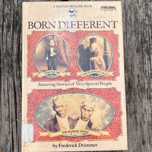 Pu&ograve; includere: Un libro Bantam Skylark intitolato Born Different: Amazing Stories of Very Special People di Frederick Drimmer. La copertina presenta tre ritratti ovali di Tom Thumb, The Elephant Man e The Siamese Twins su uno sfondo rosso a motivi.