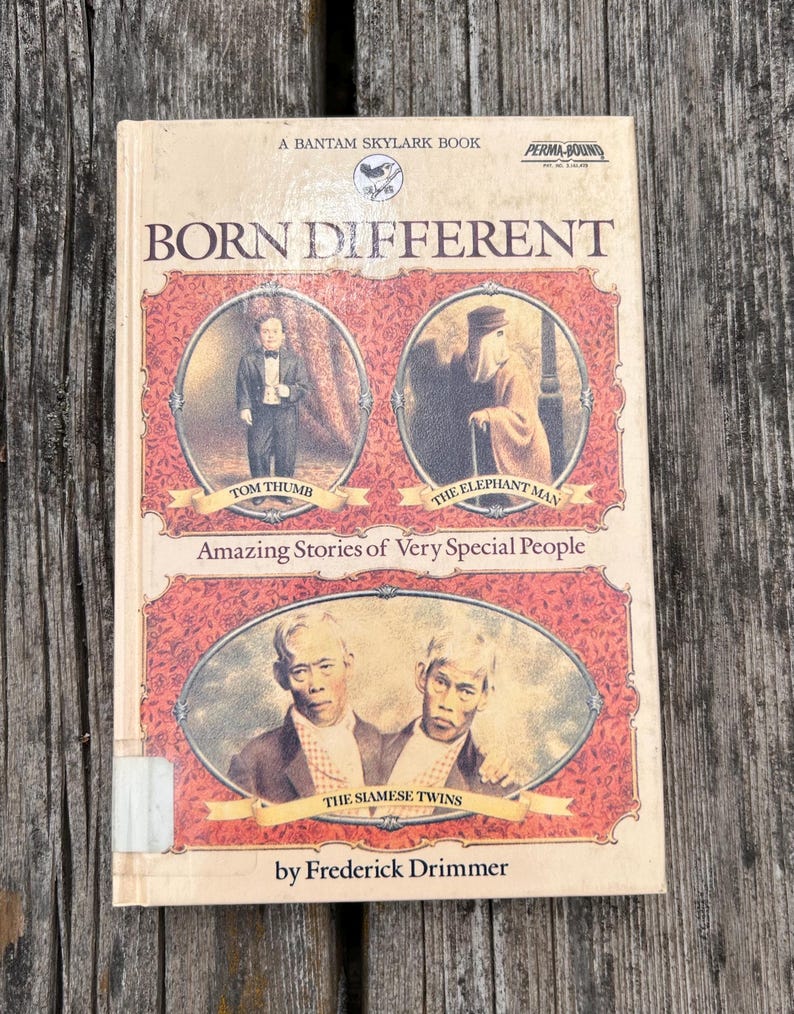 Pu&ograve; includere: Un libro Bantam Skylark intitolato Born Different: Amazing Stories of Very Special People di Frederick Drimmer. La copertina presenta tre ritratti ovali di Tom Thumb, The Elephant Man e The Siamese Twins su uno sfondo rosso a motivi.