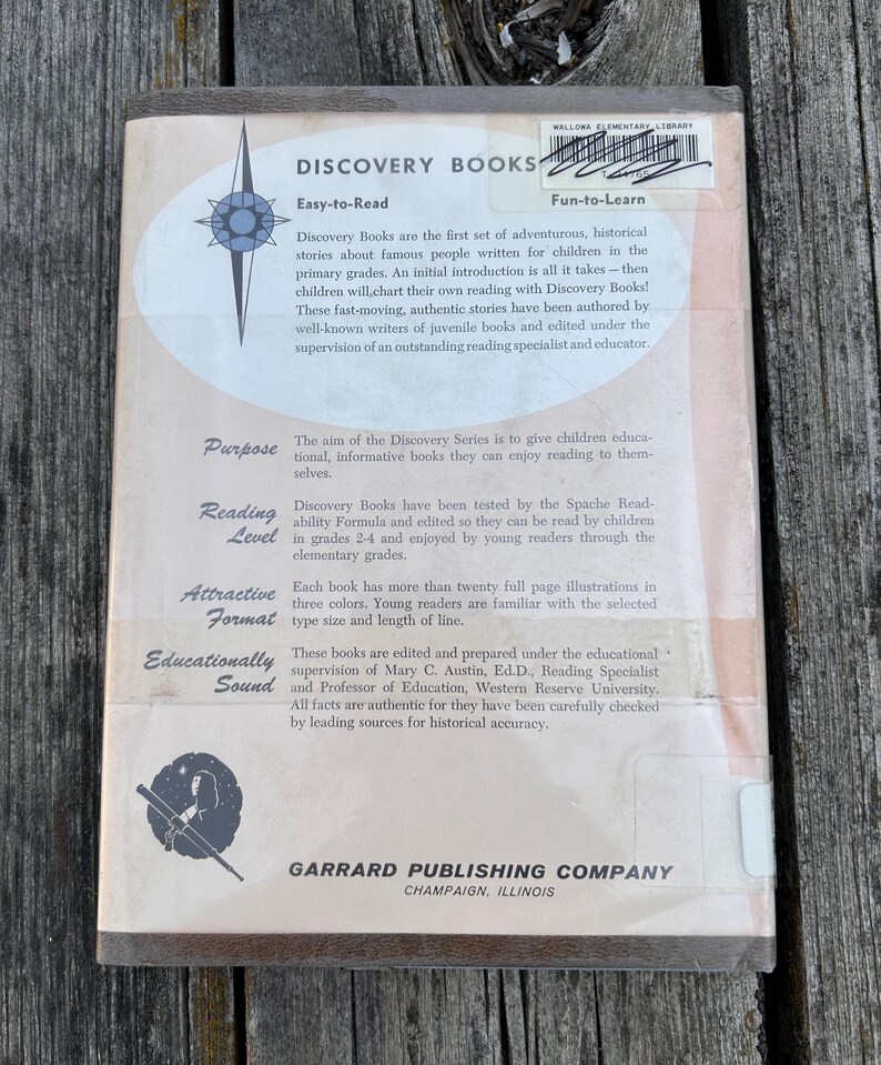 Puede incluir: La contraportada de un volumen de Discovery Books de Garrard Publishing Company. Presenta un fondo beige claro con un logotipo de estrella azul, texto que describe la serie y una ilustraci&oacute;n circular de una persona usando un telescopio.