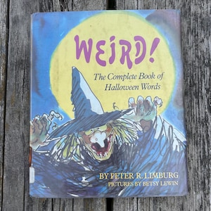 以下が含まれることがあります： ピーター・R・リンバーグ著、ベッツィ・リューイン絵のハードカバー本『WEIRD! The Complete Book of Halloween Words』。表紙には、大きな黄色い月を背景に、とんがり帽子をかぶった魔女のカラフルなイラストが描かれています。